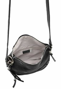Sac bandoulière en cuir noir avec un extérieur texturé, doublure en tissu gris, fermeture éclair, poche intérieure et bandoulière réglable.