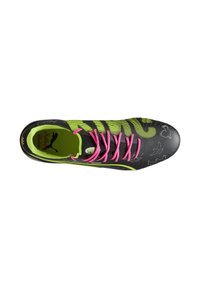 Scarpe da corsa nere con accenti verdi, dotate di lacci rosa, superficie texturizzata e grafiche di uccelli.