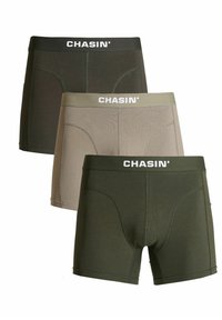 Nabor bokseric v temno olivni, svetlo sivi in temno sivi barvi z črnim pasom, ki nosi napis "CHASIN'" v beli barvi. Gladek, raztegljiv material.
