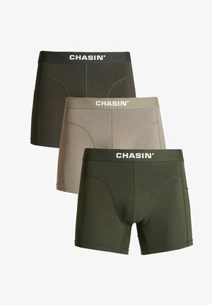 Set di boxer in olive scuro, grigio chiaro e grigio scuro con una vita nera che riporta la scritta "CHASIN'" in bianco. Tessuto liscio e elasticizzato.