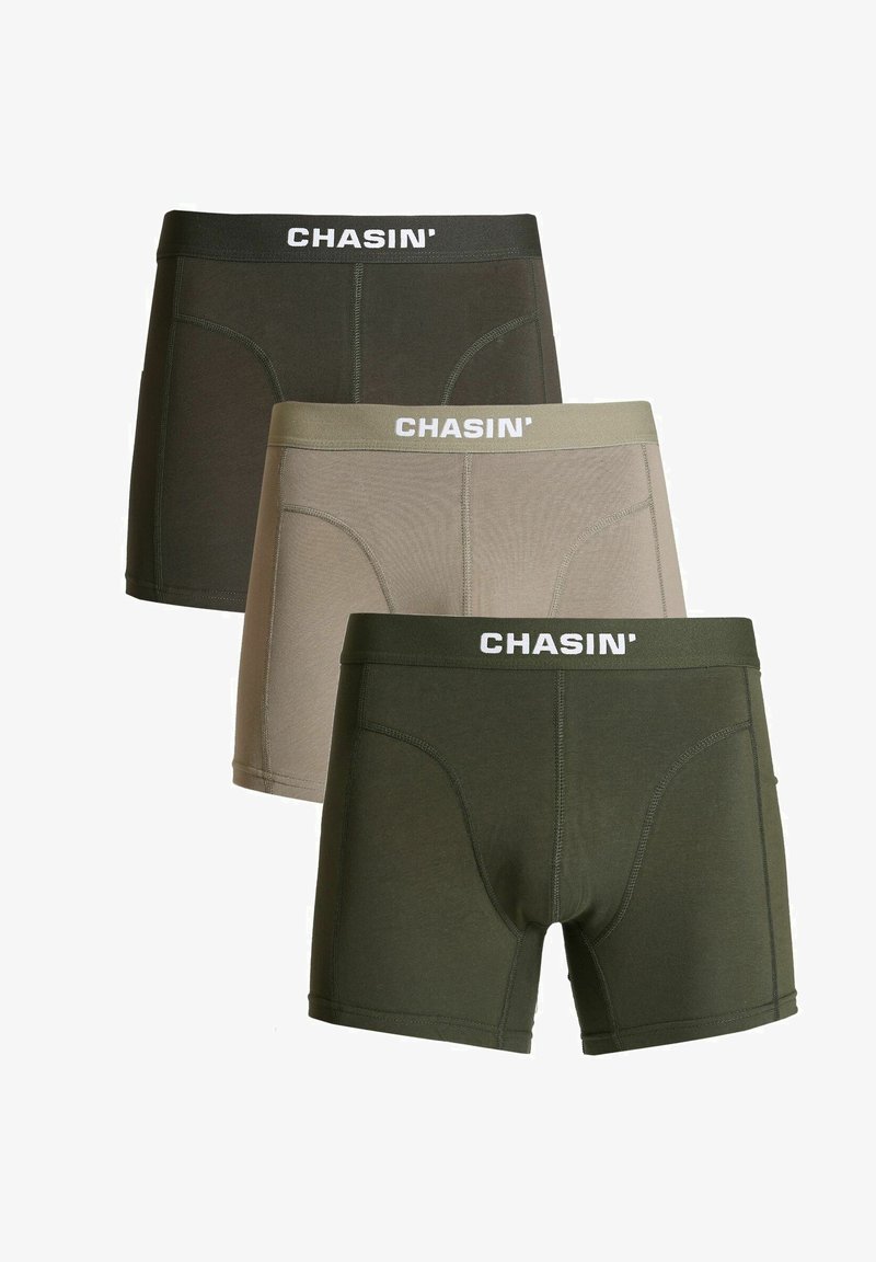 Nabor bokseric v temno olivni, svetlo sivi in temno sivi barvi z črnim pasom, ki nosi napis "CHASIN'" v beli barvi. Gladek, raztegljiv material.