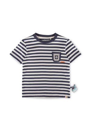 T-shirt per bambino piccolo, a maniche corte, a righe blu navy e bianche, con scollo rotondo, taschino sul petto e piccolo charm a forma di balena sulla cucitura laterale.