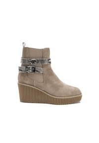 Stivale alla caviglia in suede beige con una fascia testurizzata grigia a motivo serpente e una suola a cuneo rigata. Presenta un comodo manico sul retro.
