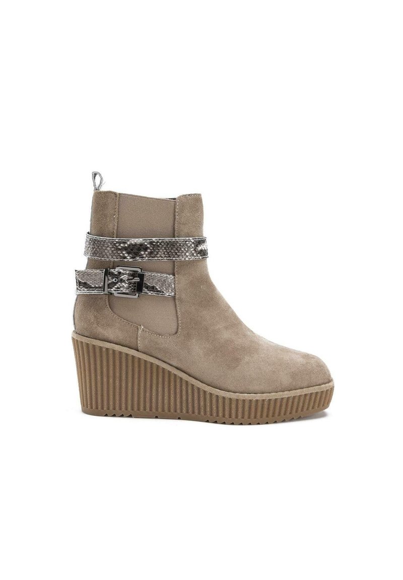 Stivale alla caviglia in suede beige con una fascia testurizzata grigia a motivo serpente e una suola a cuneo rigata. Presenta un comodo manico sul retro.