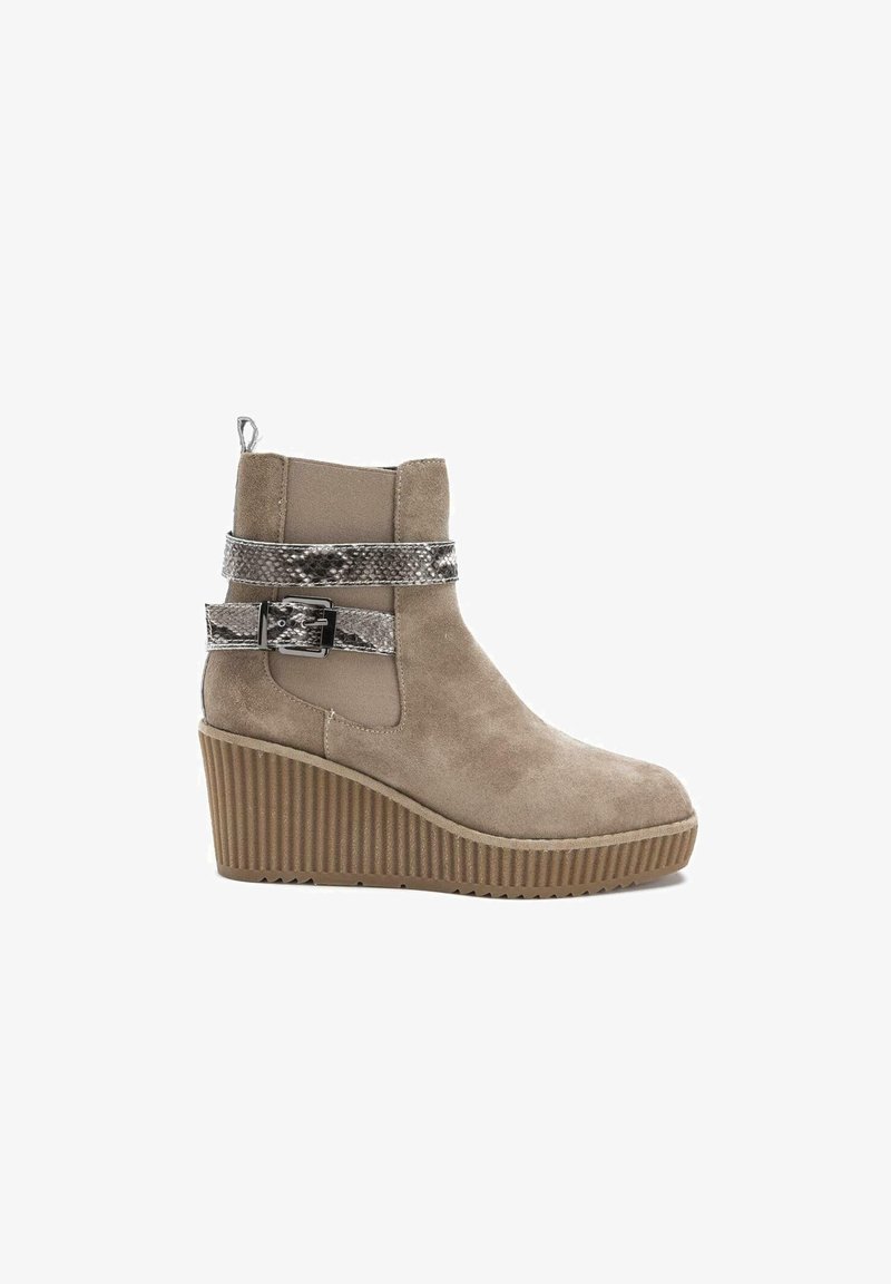 Stivale alla caviglia in suede beige con una fascia testurizzata grigia a motivo serpente e una suola a cuneo rigata. Presenta un comodo manico sul retro.