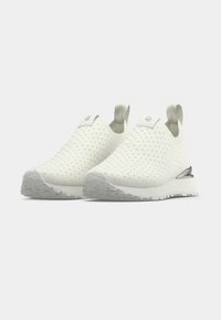 Baskets à enfiler blanches avec dessus perforé, semelle extérieure en caoutchouc grise, et languettes au talon pour un enfilage facile. Design léger et minimaliste.