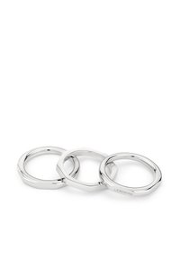 Trois anneaux en argent avec une finition polie, présentant un mélange de formes rondes et hexagonales, l'un gravé avec "LIEBESKIND."