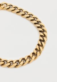 Χρυσή αλυσίδα με περιδέραιο που διαθέτει γυαλισμένους, παχείς κρίκους με λεία υφή και στρογγυλεμένες άκρες, σχηματίζοντας ένα συνεχή κυκλικό σχήμα.