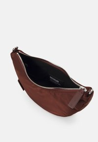 Bruine pouch van gerecycled stof met metalen rits, gevoerde binnenkant en een klein leren label. Gaat wijd open voor gemakkelijke toegang tot de inhoud.