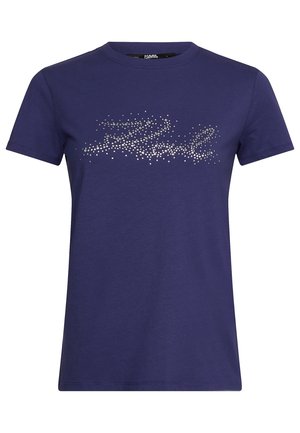 Granatowy T-shirt z krótkim rękawem i okrągłym dekoltem, ozdobiony rozrzuconymi małymi srebrnymi ćwiekami tworzącymi logo marki na piersi.