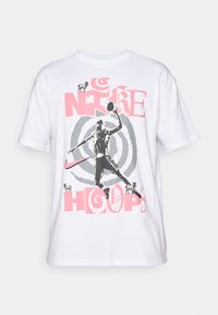 Witte katoenen t-shirt met een grafische print van een basketballer in zwart en grijs, roze "NIKE HOOPS" tekst en cirkelvormige accenten.