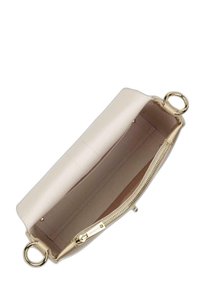 Beige læder håndtaske med en glat tekstur, guld lynlås og cirkulært hardwaredetalje. Indersiden er foret og rummelig til opbevaring.