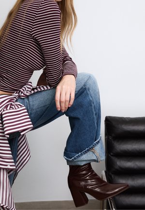 Stradivarius, Bottines à talons hauts - brown