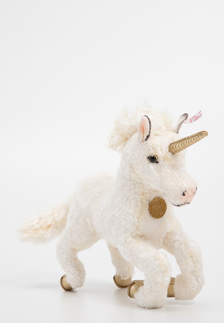 Weißes Plüsch-Einhorn-Spielzeug mit weichem Material, goldenem Horn, schwarzen Augen und einer flauschigen Mähne, ausgestattet mit Holzwheels für die Mobilität und einem dekorativen Etikett.