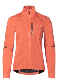 Orange vattentät jacka med hög krage, bröstficka med blixtlås och reflekterande detaljer på ärmarna. Lätt och andningsbart tyg.