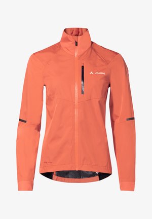 Giacca impermeabile arancione con collo alto, tasca sul petto con cerniera e dettagli riflettenti sulle maniche. Tessuto leggero e traspirante.
