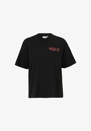 Sort bomulds t-shirt med en afslappet pasform, der har korte ærmer og rund hals. På forsiden står "R.S.V.P." i rødt kursivskrift.