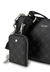 Borsa nera sintetica con superficie testurizzata e motivo in rilievo. Include un portamonete staccabile con cerniera e dettagli in argento.