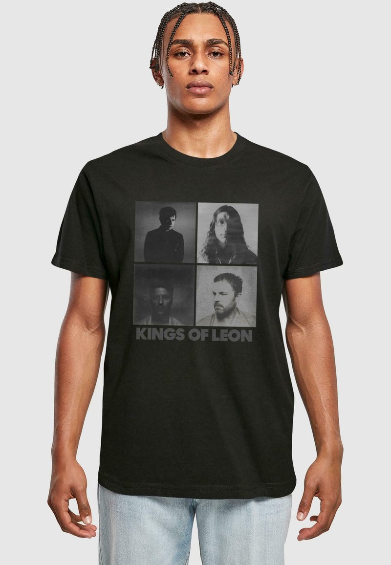 Sort bomulds-t-shirt med fire monokrome portrætter i et gitterlayout, med teksten "KINGS OF LEON" i fed skrift under billederne.