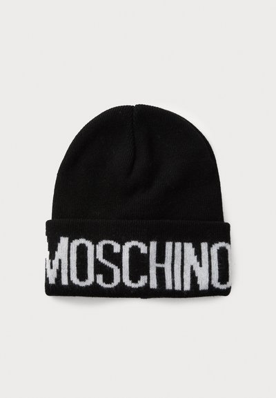 Schwarze gestrickte Mütze mit umgeschlagenem Bund, auf dem das Wort "MOSCHINO" in fetten weißen Buchstaben steht; glatte Textur, elastische Passform.