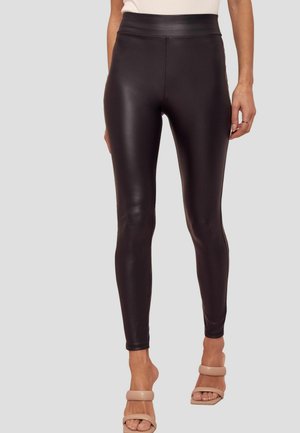 Fekete műbőr leggings, magas derékkal, testhezálló fazonnal, sima textúrával és bokáig érő hosszúsággal.