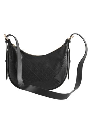 Sac bandoulière en cuir noir en forme de croissant avec motif diamant embossé et sangle ajustable avec ferrures dorées.
