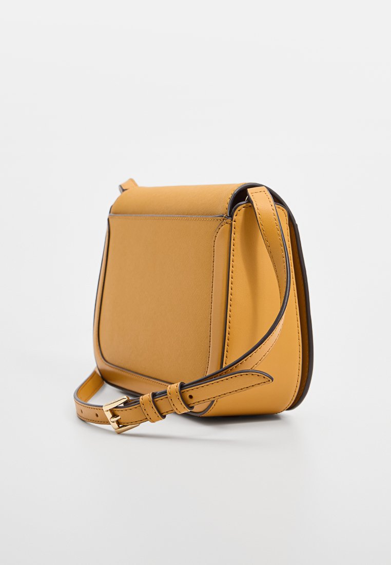 Senfgelb Ledertasche für die Schulter mit flachem Design, kontrastierendem dunklem Rand, verstellbarem Riemen und minimalistischem Vorderteil.