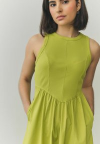 Next TALL FIT - MIX SLEEVELESS RACER MIDI  - Päevakleit - lime green