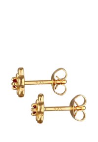 Guld-stud øreringe med et blomsterdesign og røde accentsten, lavet af 925 sterling sølv, glat tekstur og poleret finish.