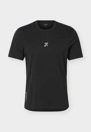 T-shirt noir à manches courtes avec col rond, petit logo blanc centré sur la poitrine et nom de la marque imprimé verticalement près de l'ourlet inférieur.