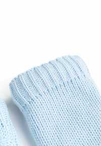 Guanti lavorati a maglia di colore azzurro chiaro con polsini a costine e un motivo a punto texture, con una finitura leggermente lucida.