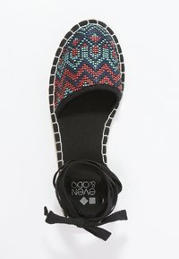 Espadrillas nere con motivi perline multicolori in rosso, blu e verde. Presentano un interno in tessuto nero e una suola in juta intrecciata con cuciture bianche.
