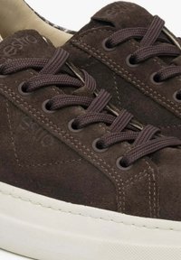 Braune Wildledersneaker mit runden Schnürsenkeln, Gummisohle und dezentem Branding. Verfügt über ein strukturiertes Obermaterial und eine kontrastierende weiße Zwischensohle.