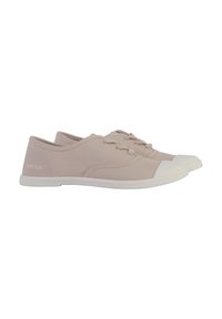 Sneakers in tela rosa chiaro con punte e suole bianche in gomma, caratterizzati da un design con lacci e dettagli di cucitura minimi. Logo del marchio sul lato.