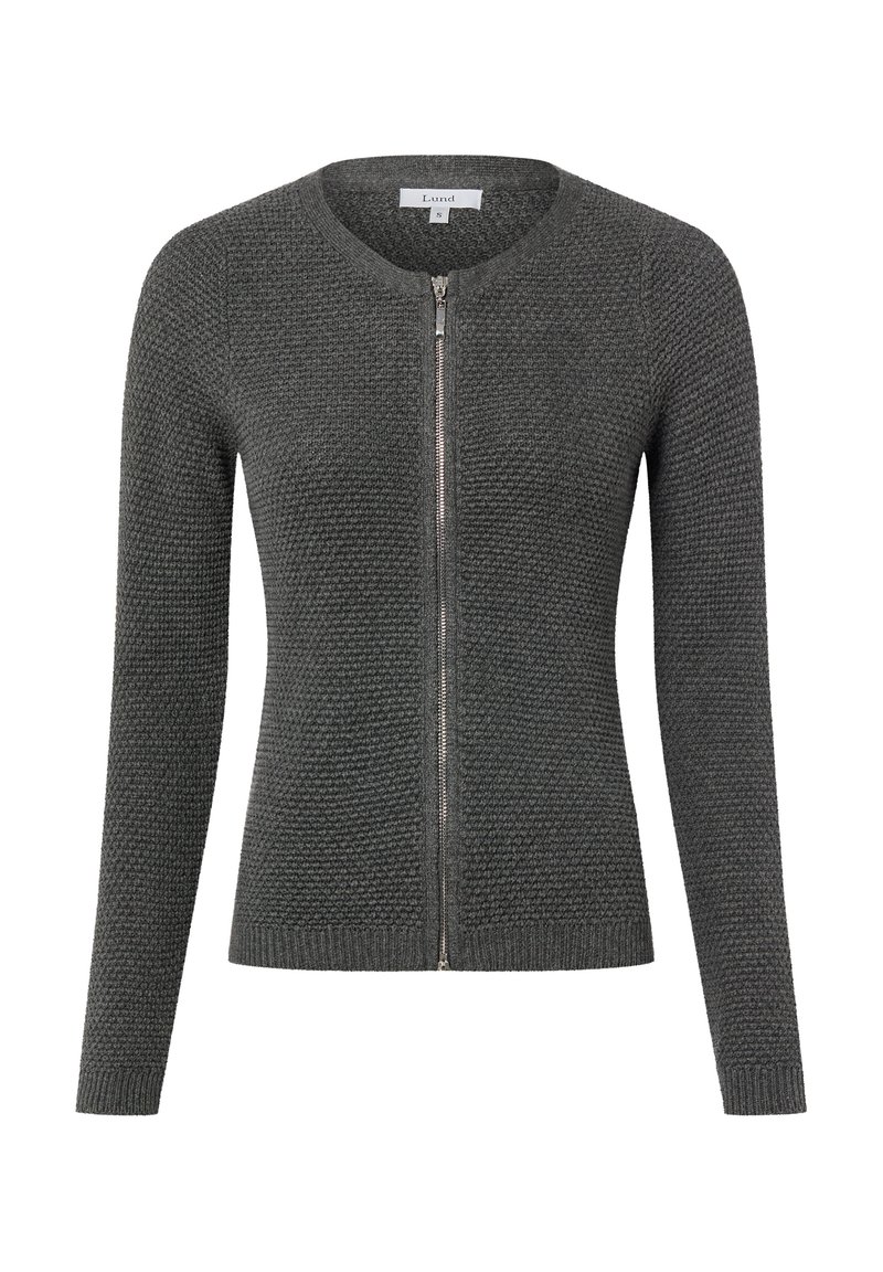 Gebreid grijs vest met een ronde hals en een volledige ritssluiting. Voorzien van een gestructureerde stof en aansluitende lange mouwen. Geribde zoom en manchetten.