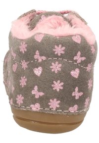 Harmaat tossut, joissa on pinkki pörröinen vuori, koristeltu pinkeillä kimaltavilla kukilla, sydämillä ja perhosilla, joissa on litteä kumipohja ja ompelutehosteita.