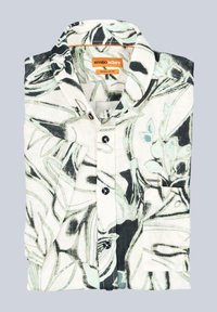 Gefaltetes kurzärmliges Hemd aus leichtem Stoff, mit einem schwarz-grünen Blumenmuster, schwarzen Knöpfen und einer Brusttasche.