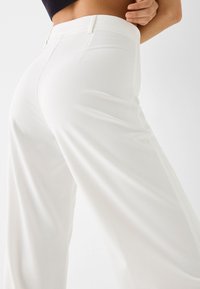 Bershka WIDE-LEG TAILORED - Housut - white