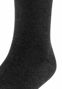 Schwarze Socke aus strukturiertem Stoff, mit einem gerippten Muster und glatter Oberfläche, ausgestattet mit verstärkten Zehen- und Fersenbereichen.