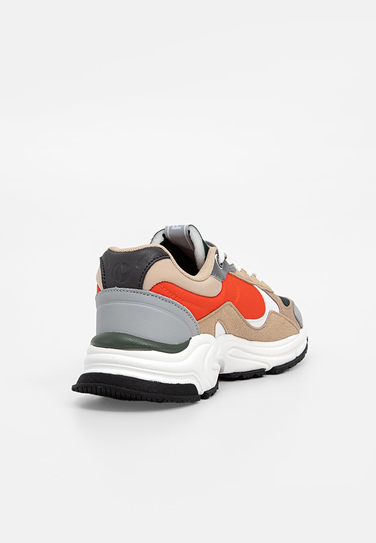 Sneakers w mieszance beżu, pomarańczy, szarości i czerni. Posiadają wyściełany kołnierz, teksturowane powierzchnie oraz grubą białą podeszwę środkową.