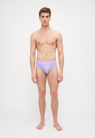 Fliederfarbene Baumwollslips mit einem weißen elastischen Bund, auf dem "Emporio Armani" steht. Entworfen für eine enge Passform, mit einer glatten Textur.