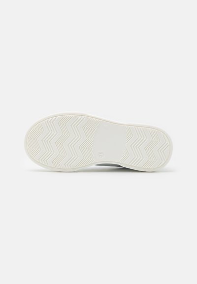 Semelle de chaussure en matériau en caoutchouc blanc texturé avec un motif en zigzag, offrant une bonne adhérence. Bords lisses et forme arrondie.