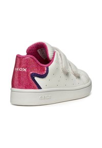 Białe skórzane sneakersy z różowym brokatowym akcentem na pięcie, fioletowym wykończeniem, dziurkowanymi bokami i zapięciem na rzepy.