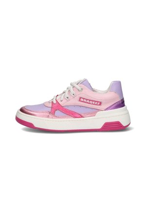 Roze en lavendel sneakers met een bovenwerk van gemengde materialen, contrasterende texturen, een witte en roze zool en merkdetails aan de zijkant.