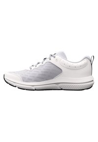 Zapatilla deportiva blanca con un diseño de malla, parte superior sintética suave, punta redondeada y suela texturizada. Presenta cierre con cordones y tira de sujeción.