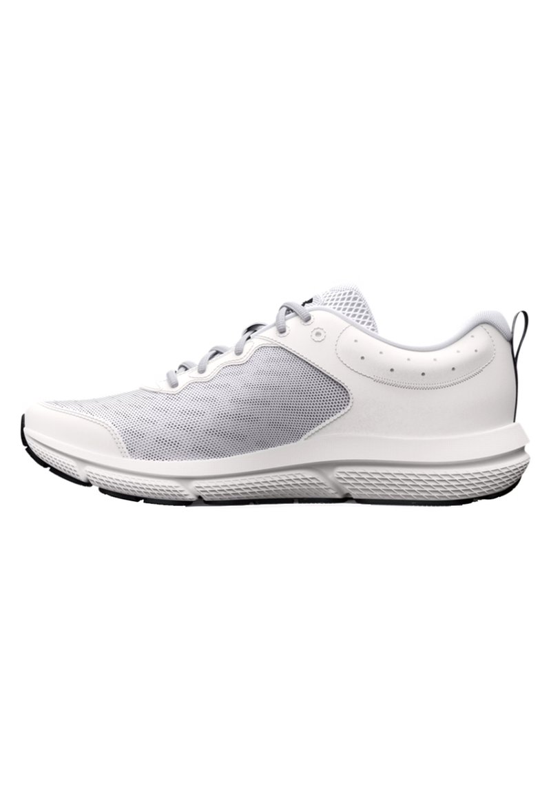 Zapatilla deportiva blanca con un diseño de malla, parte superior sintética suave, punta redondeada y suela texturizada. Presenta cierre con cordones y tira de sujeción.