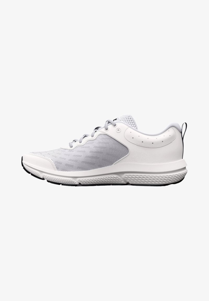 Zapatilla deportiva blanca con un diseño de malla, parte superior sintética suave, punta redondeada y suela texturizada. Presenta cierre con cordones y tira de sujeción.