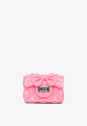 Borsa trapuntata rosa in materiale lucido, con un fiocco prominente sulla patta e una chiusura a scatto argentata. Design compatto.