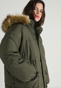Urban Classics Curvy LADIES OVERSIZE PUFFER COAT - Cappotto invernale - darkolive/beige
