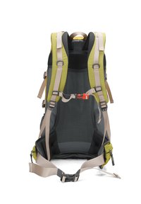 Zaino con design in rete nera e grigia, dettagli gialli, spallacci beige e una cintura regolabile con clip arancione.